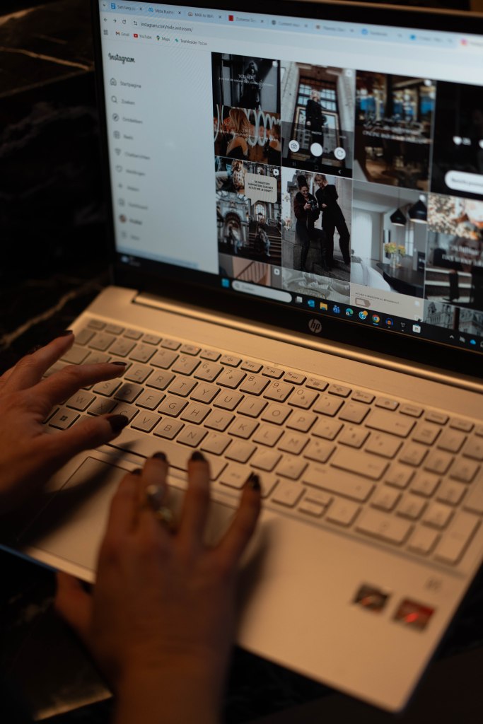 Professioneel brandbeeld van Nele Vertessen tijdens het creëren en plannen van social media content